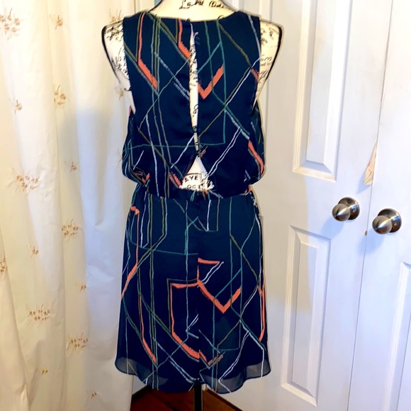 Beautiful v_ neckline sleeveless dress - Picture 2 of 6